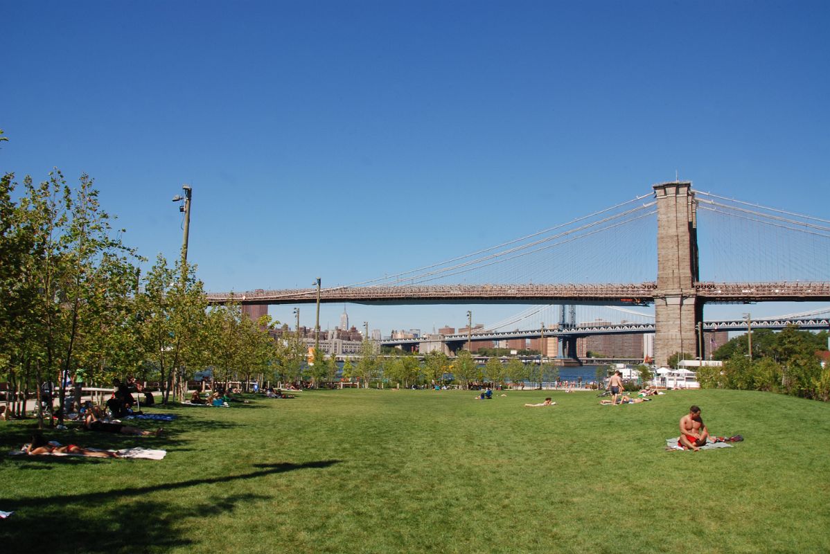 19-2 New York Brooklyn Heights Lawn With Brooklyn Bridge Behind